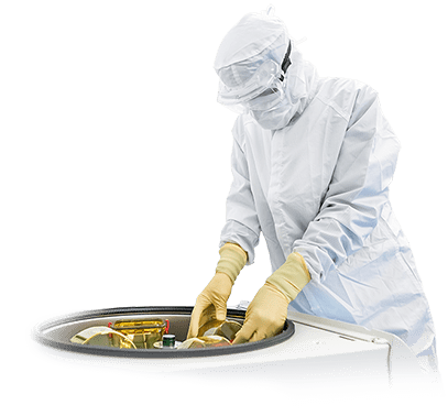 RoslinCT-gowned-worker-in-cell-therapy-cgmp-cleanroom (1)