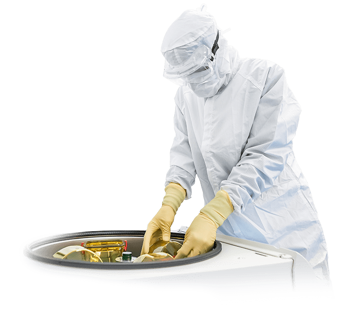 RoslinCT-gowned-worker-in-cell-therapy-cgmp-cleanroom